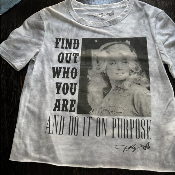 Dolly Parton crop top washed ight gray color size small no gray but sticker - Picture 3 of 6